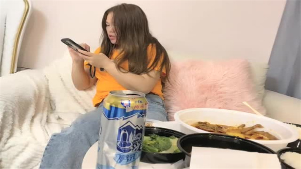 老司机撩拨饥渴肥臀良家少妇，酒足饭饱后激情开干