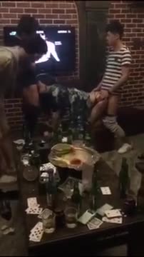 李X雪郑X皓分手网曝门疯传！醉酒美女KTV遭前口后入式3P狂插，抖音短视频 微信露骨对话全曝光